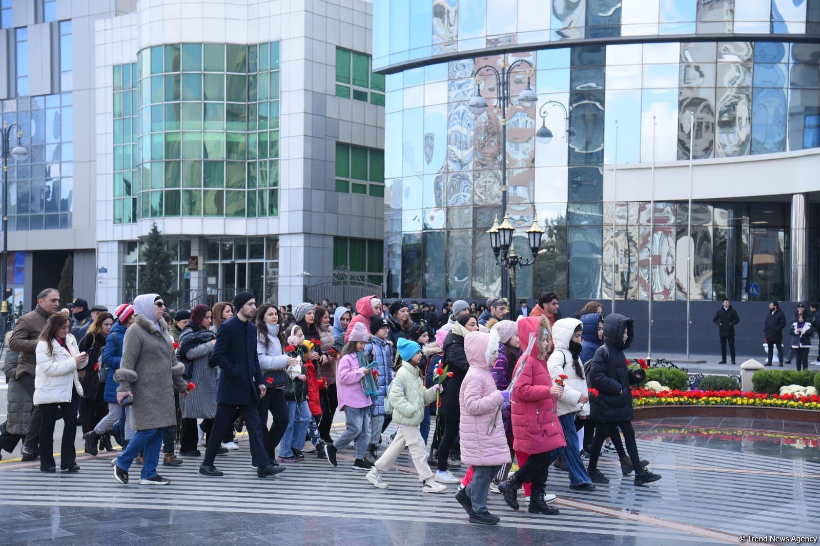 Azərbaycan ictimaiyyəti "Ana harayı" abidəsini ziyarət edir (FOTO)