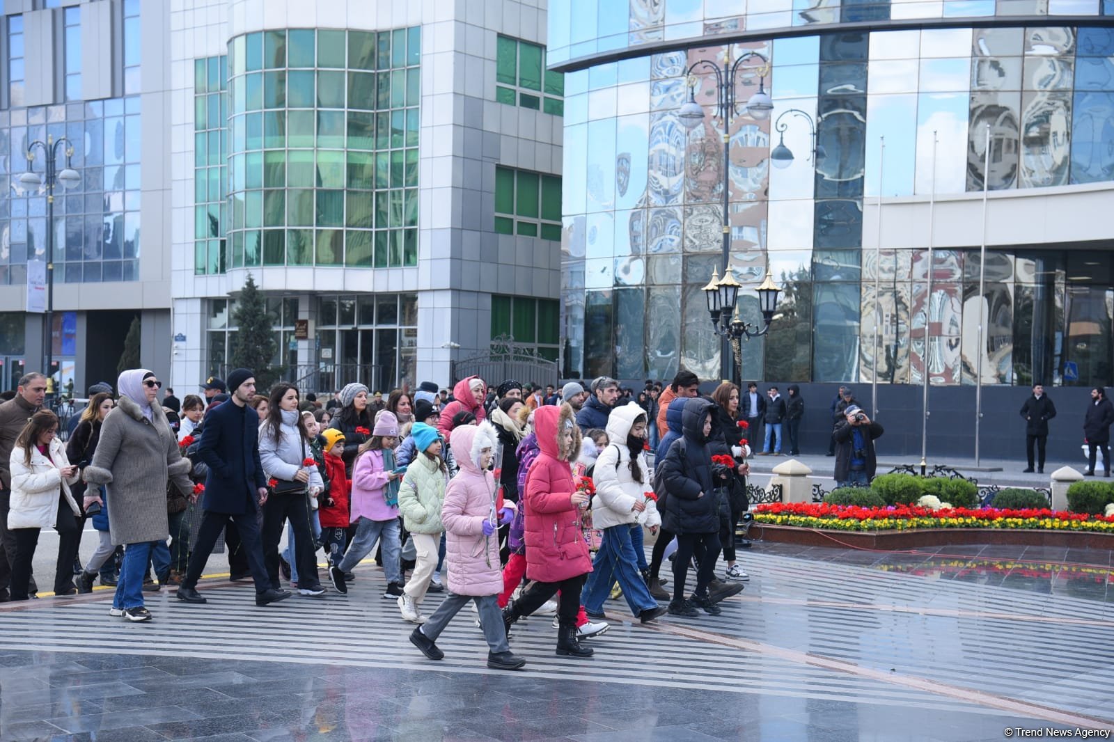 Azərbaycan ictimaiyyəti "Ana harayı" abidəsini ziyarət edir (FOTO)