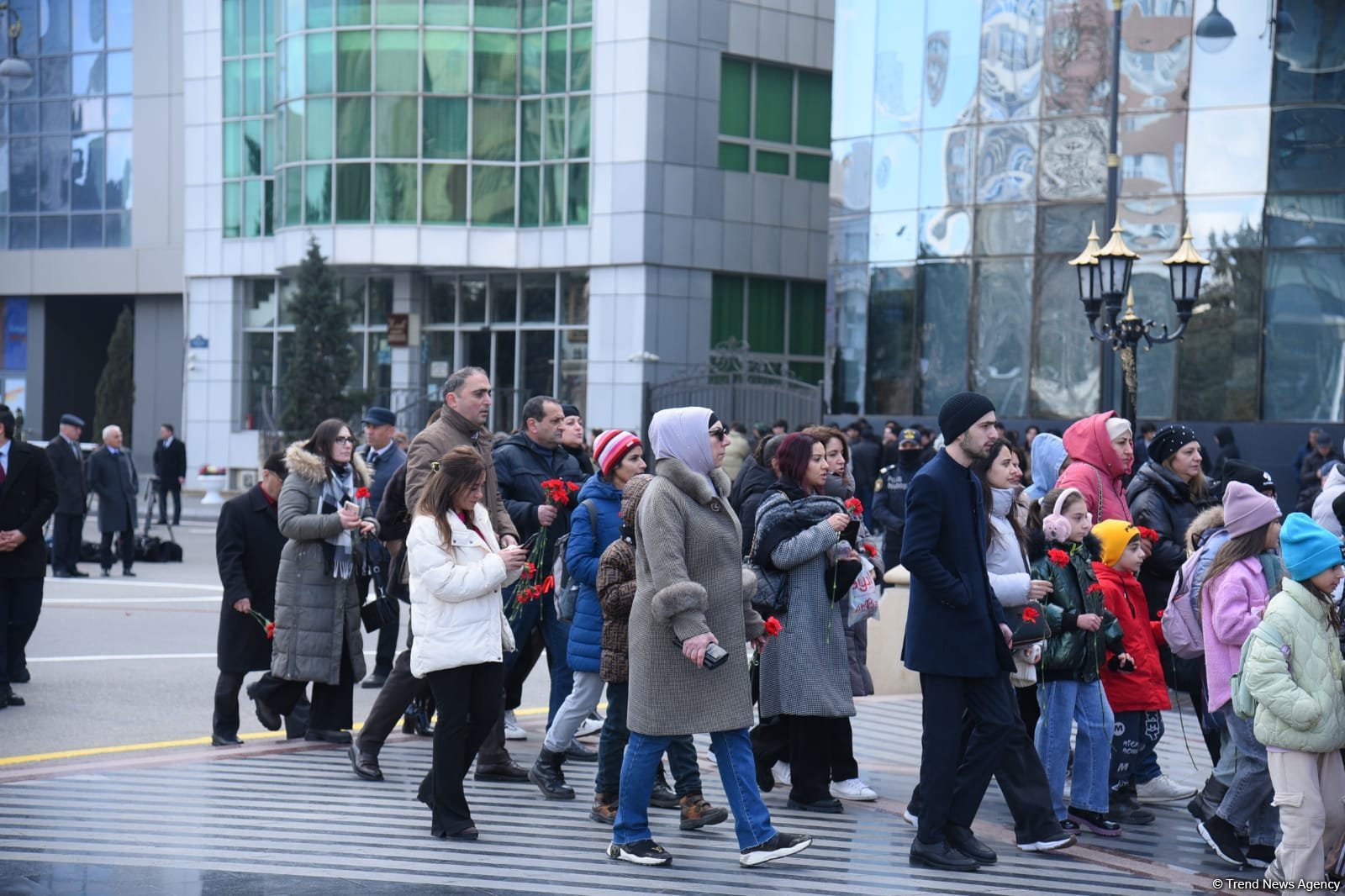 Azərbaycan ictimaiyyəti "Ana harayı" abidəsini ziyarət edir (FOTO)
