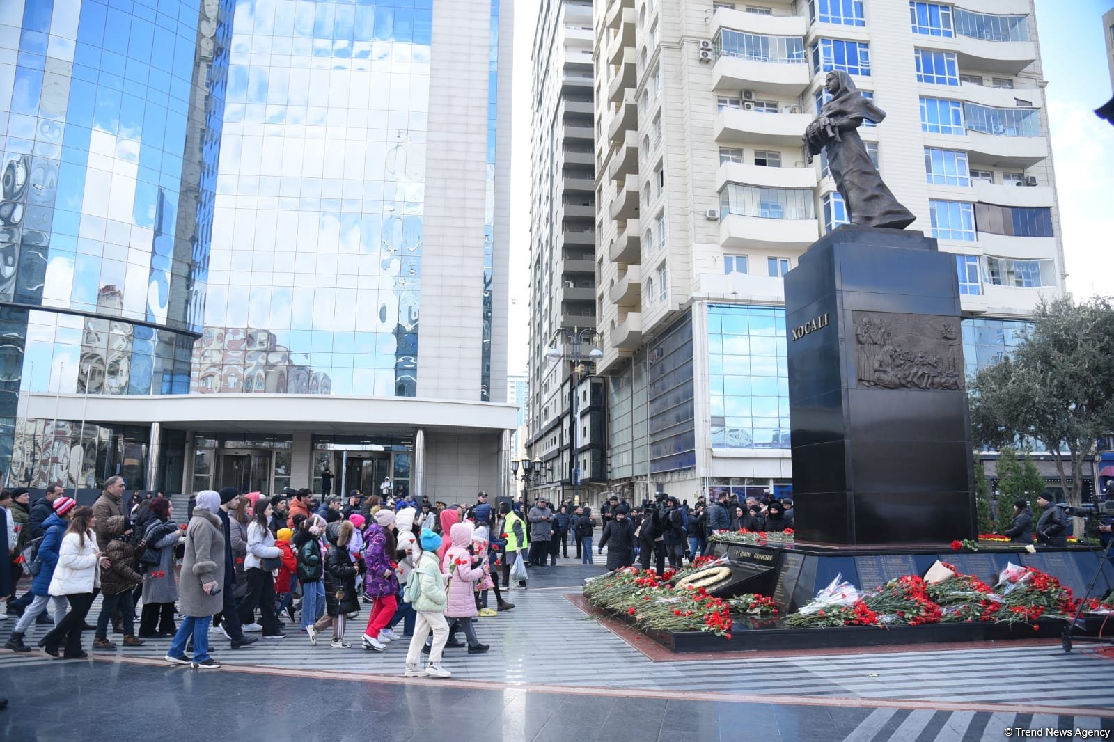 Azərbaycan ictimaiyyəti "Ana harayı" abidəsini ziyarət edir (FOTO)