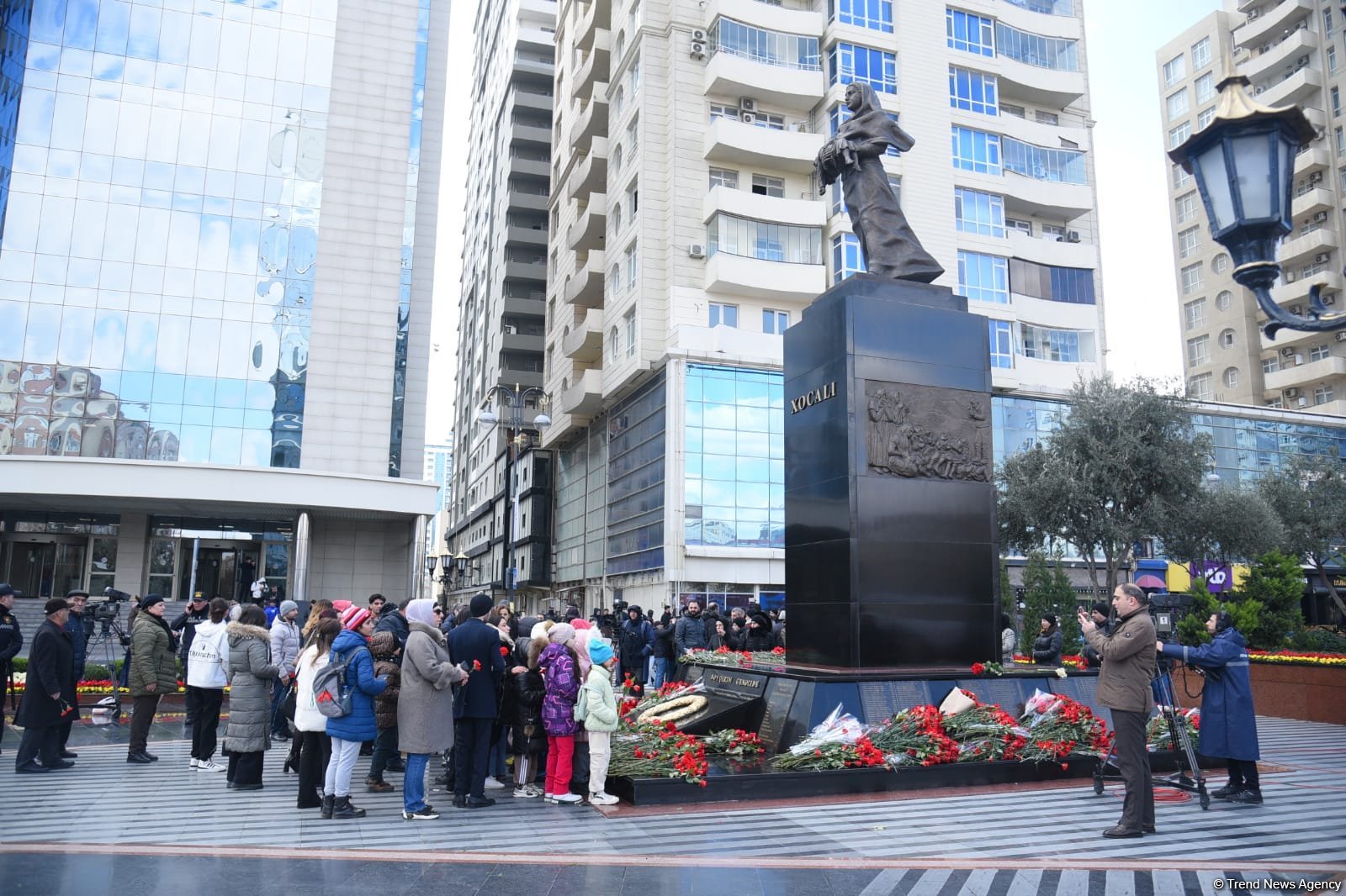 Azərbaycan ictimaiyyəti "Ana harayı" abidəsini ziyarət edir (FOTO)