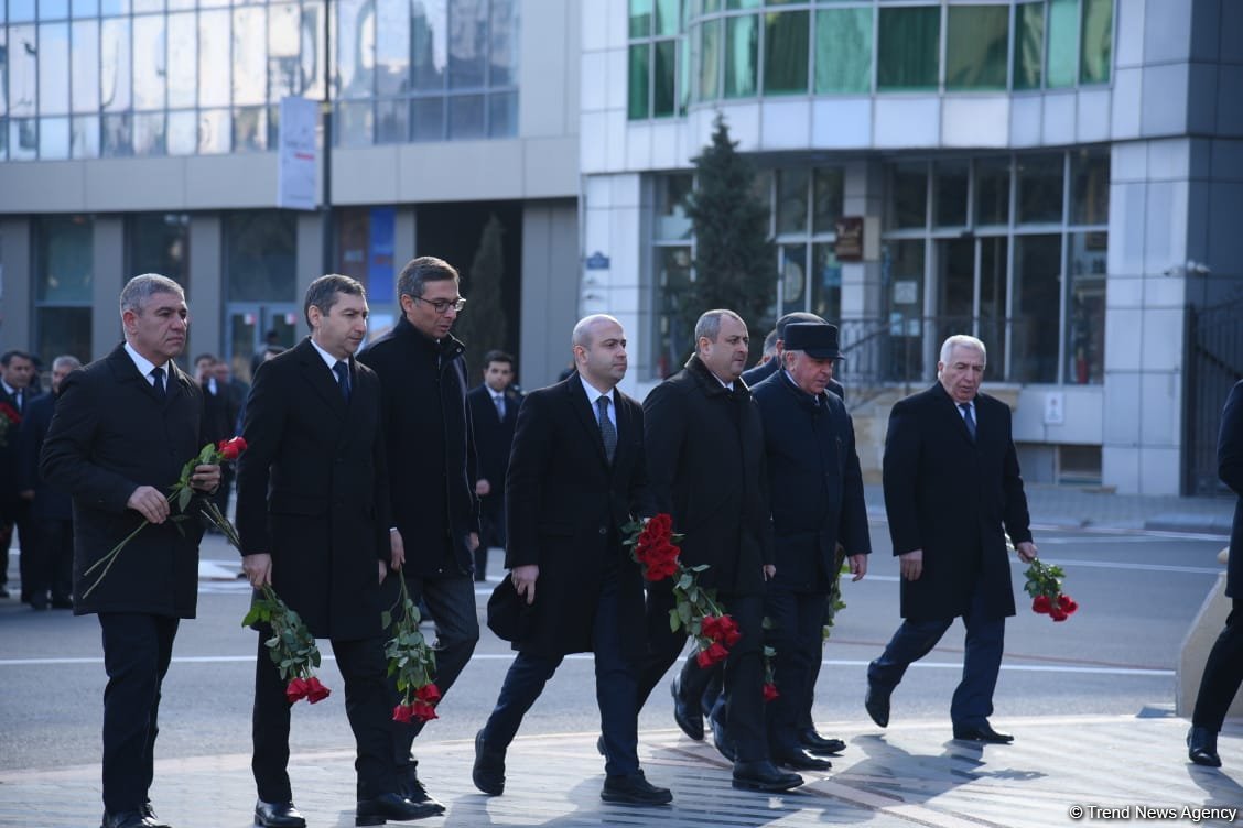 Dövlət və hökumət rəsmiləri Xocalı soyqırımı abidəsini ziyarət ediblər (FOTO)