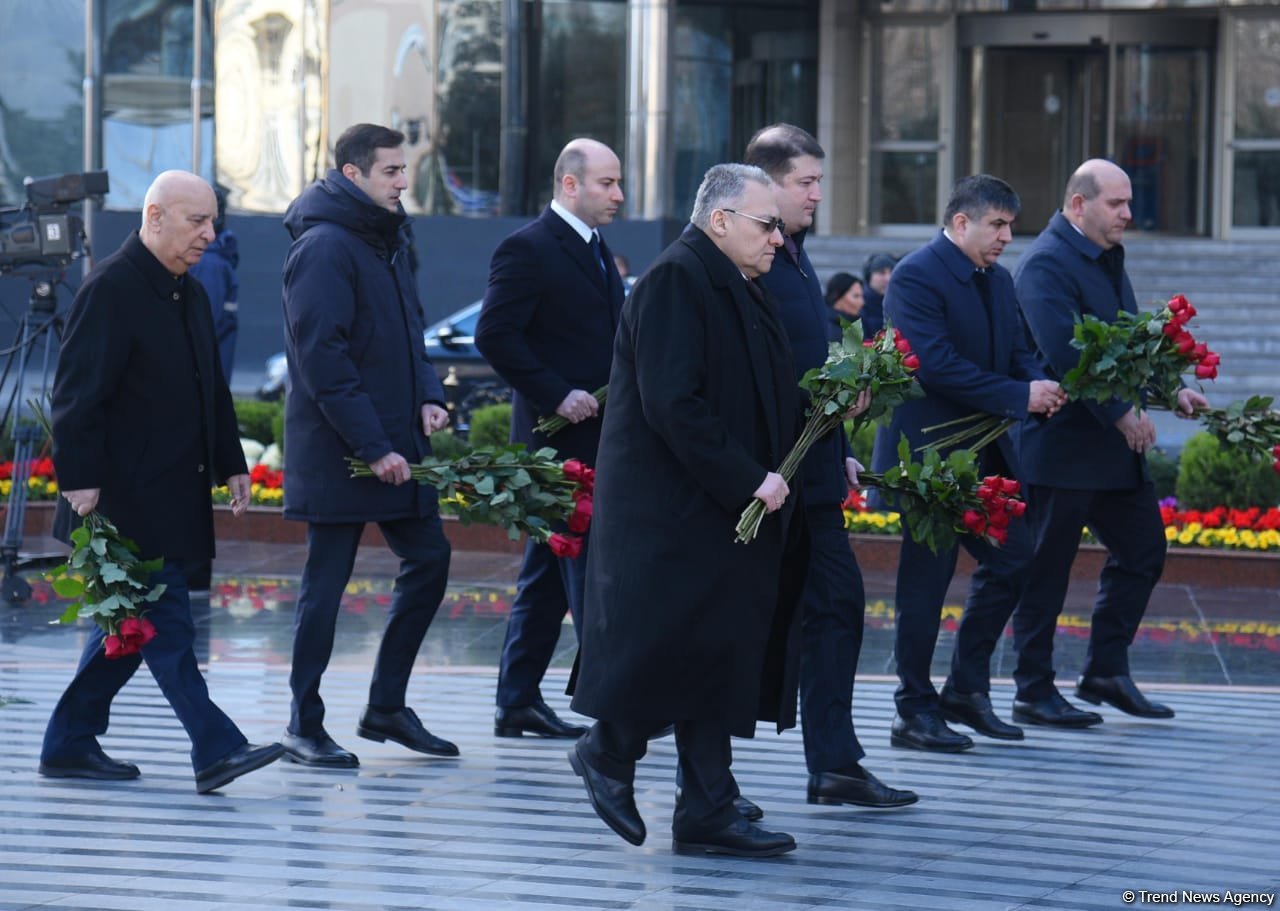 Dövlət və hökumət rəsmiləri Xocalı soyqırımı abidəsini ziyarət ediblər (FOTO)