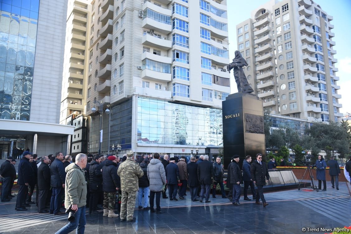 Dövlət və hökumət rəsmiləri Xocalı soyqırımı abidəsini ziyarət ediblər (FOTO)