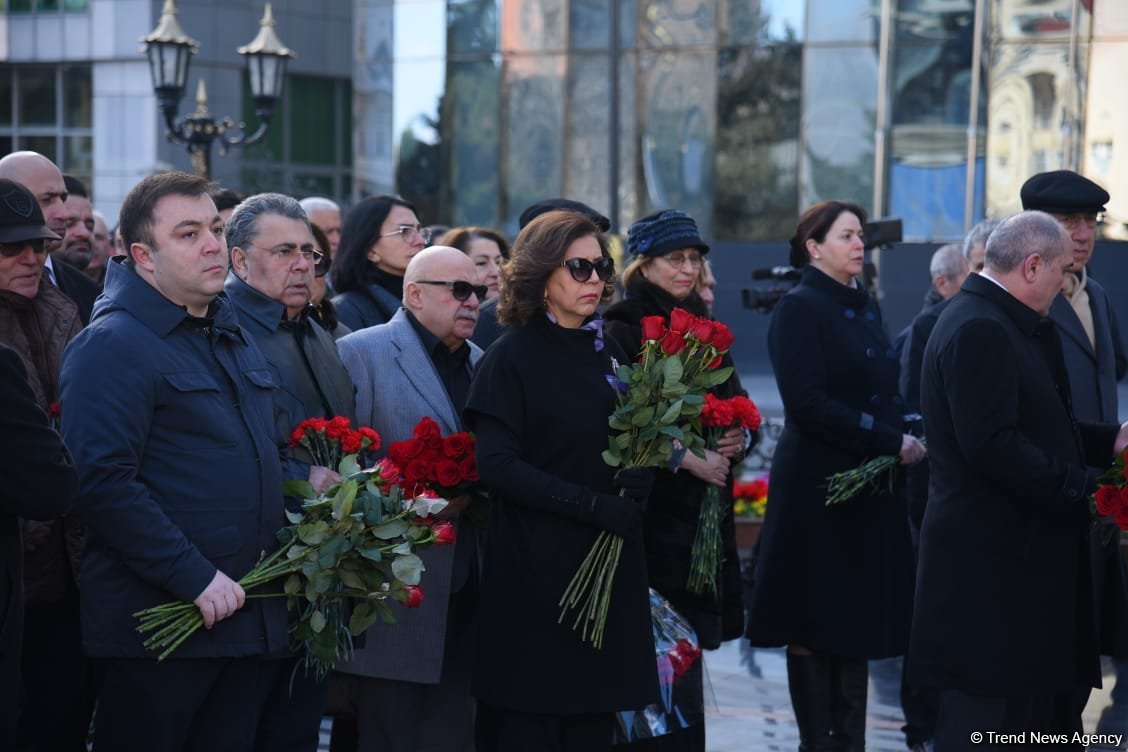 Dövlət və hökumət rəsmiləri Xocalı soyqırımı abidəsini ziyarət ediblər (FOTO)