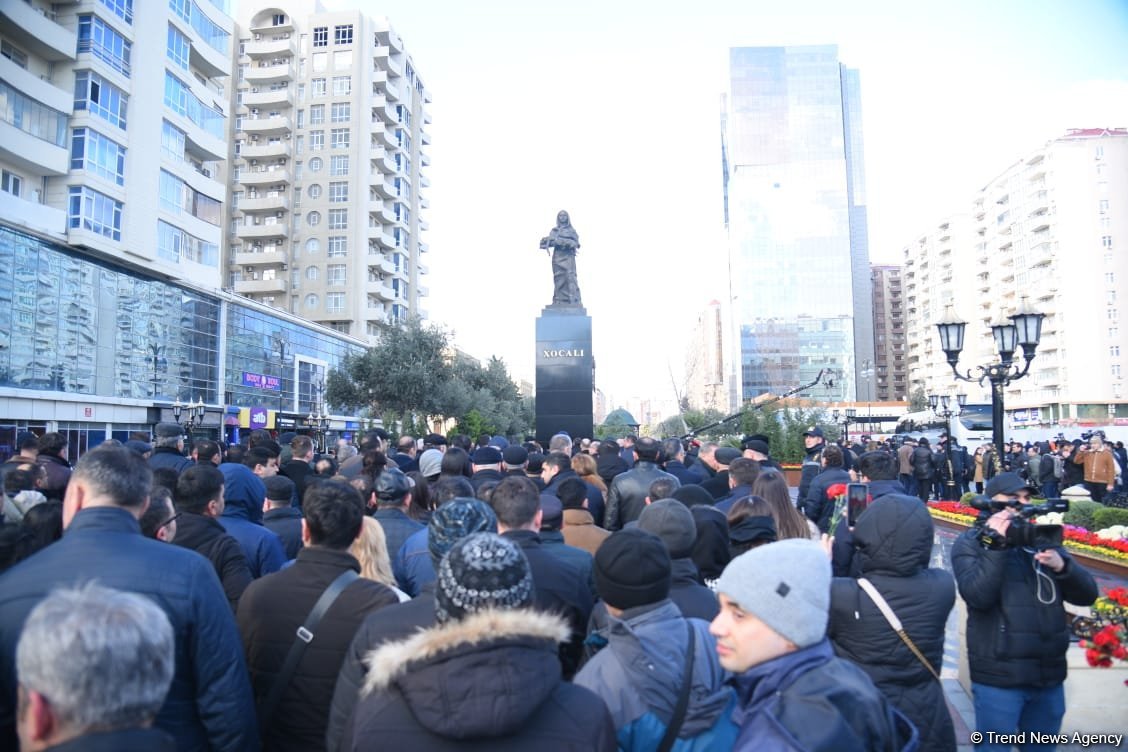 Dövlət və hökumət rəsmiləri Xocalı soyqırımı abidəsini ziyarət ediblər (FOTO)