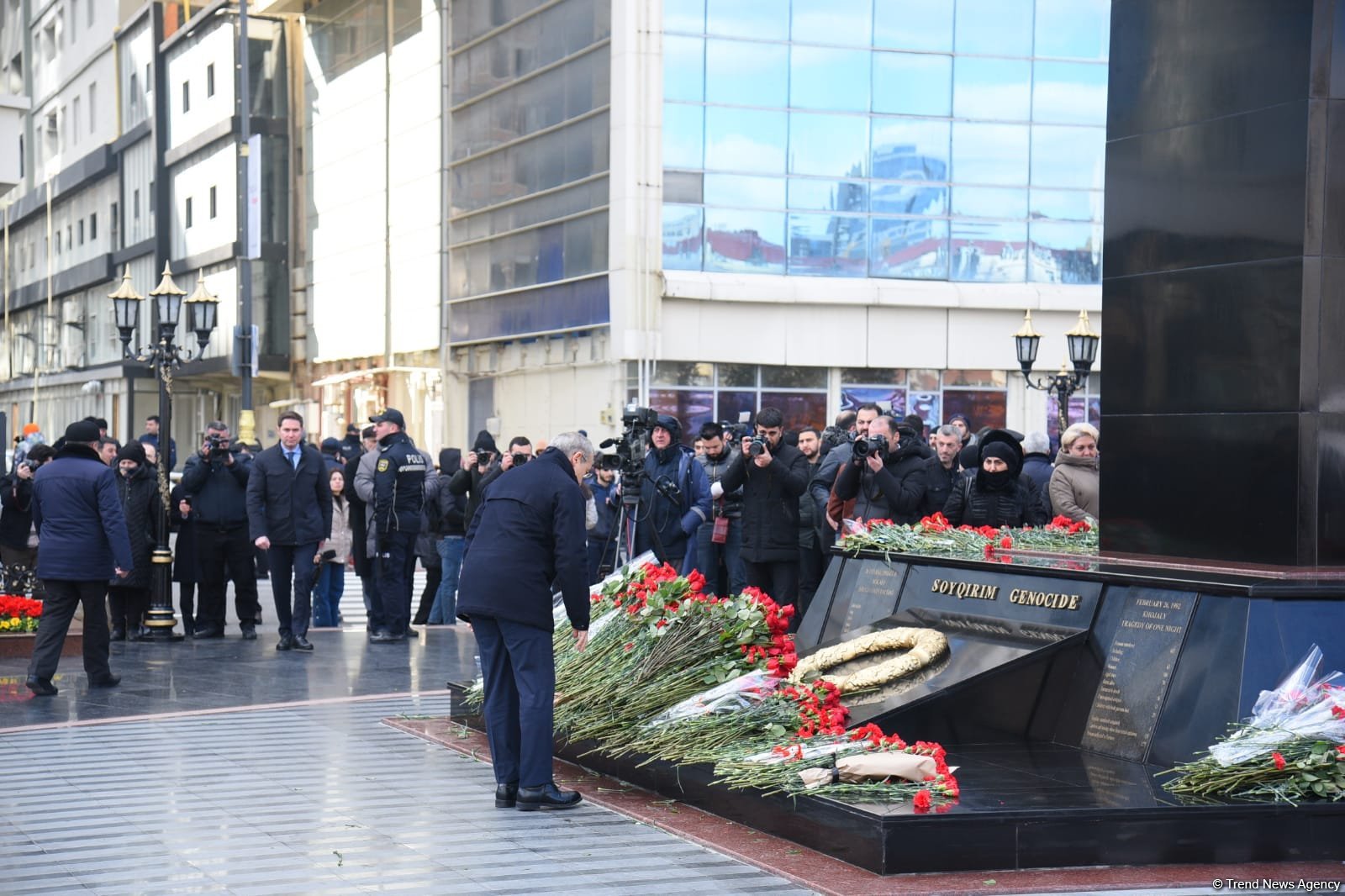 Dövlət və hökumət rəsmiləri Xocalı soyqırımı abidəsini ziyarət ediblər (FOTO)