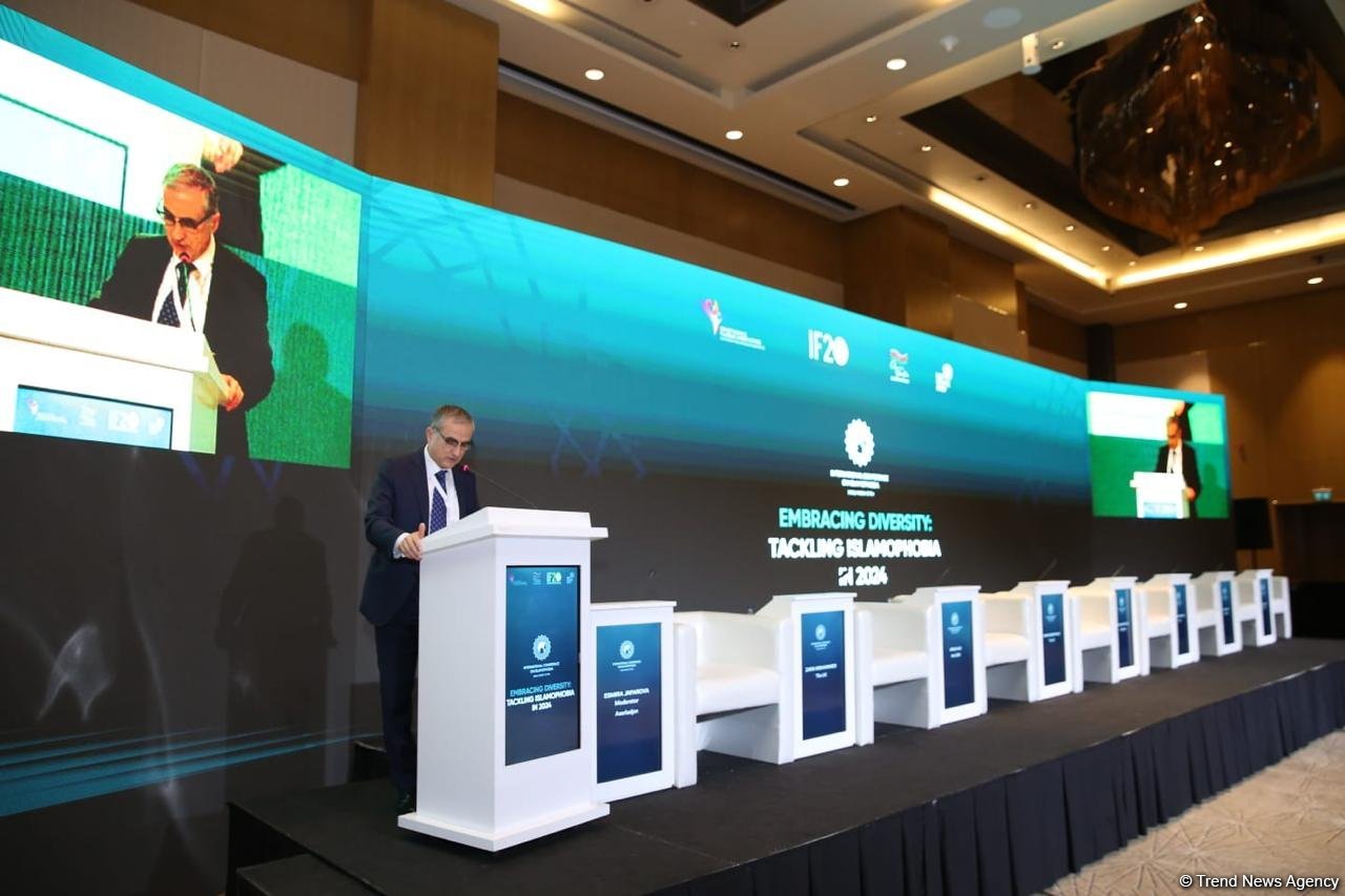 İslamofobiya ilə mübarizəyə dair beynəlxalq elmi konfransın iştirakçıları kommunike qəbul ediblər (FOTO)