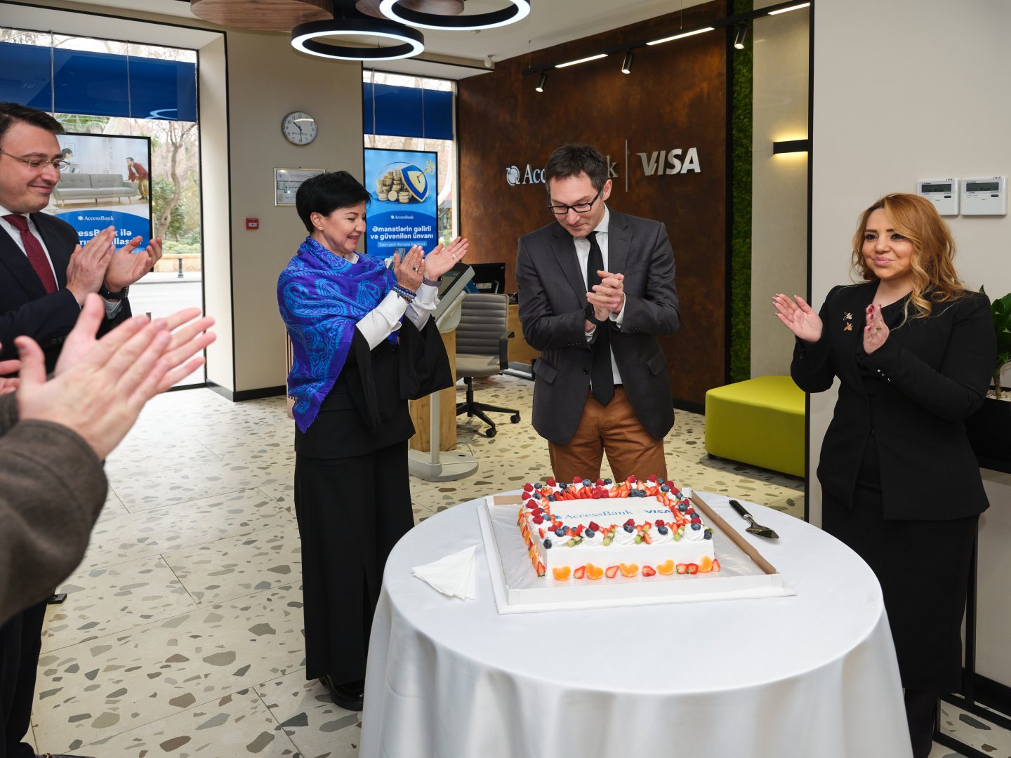 AccessBank və Visa Azərbaycanda açılan ilk kobrend filialında ağıllı kartomat təqdim etdilər (FOTO)