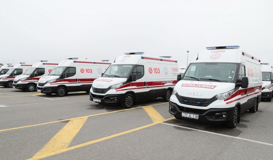 Prezident İlham Əliyev yeni alınmış müasir təcili tibbi yardım avtomobilləri ilə tanış olub (FOTO) (YENİLƏNİB)