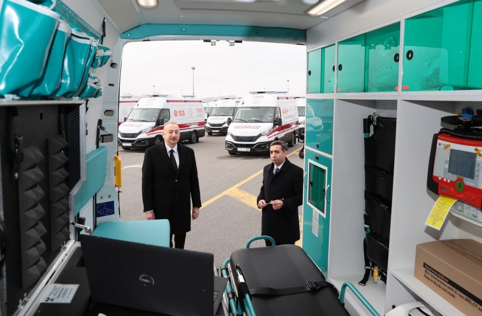 Prezident İlham Əliyev yeni alınmış müasir təcili tibbi yardım avtomobilləri ilə tanış olub (FOTO) (YENİLƏNİB)