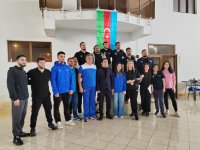 200-dən çox azyaşlı üzgüçü gücünü sınadı (FOTO)