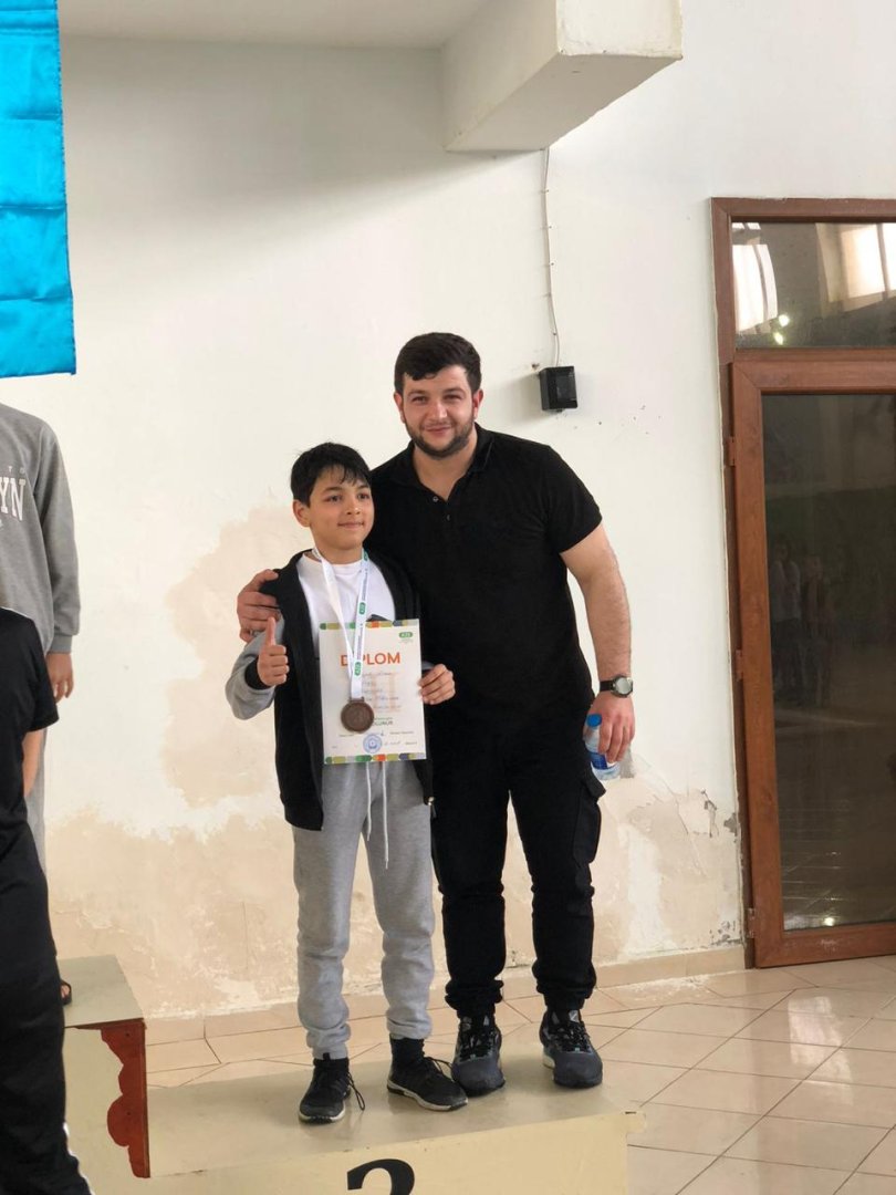 200-dən çox azyaşlı üzgüçü gücünü sınadı (FOTO)