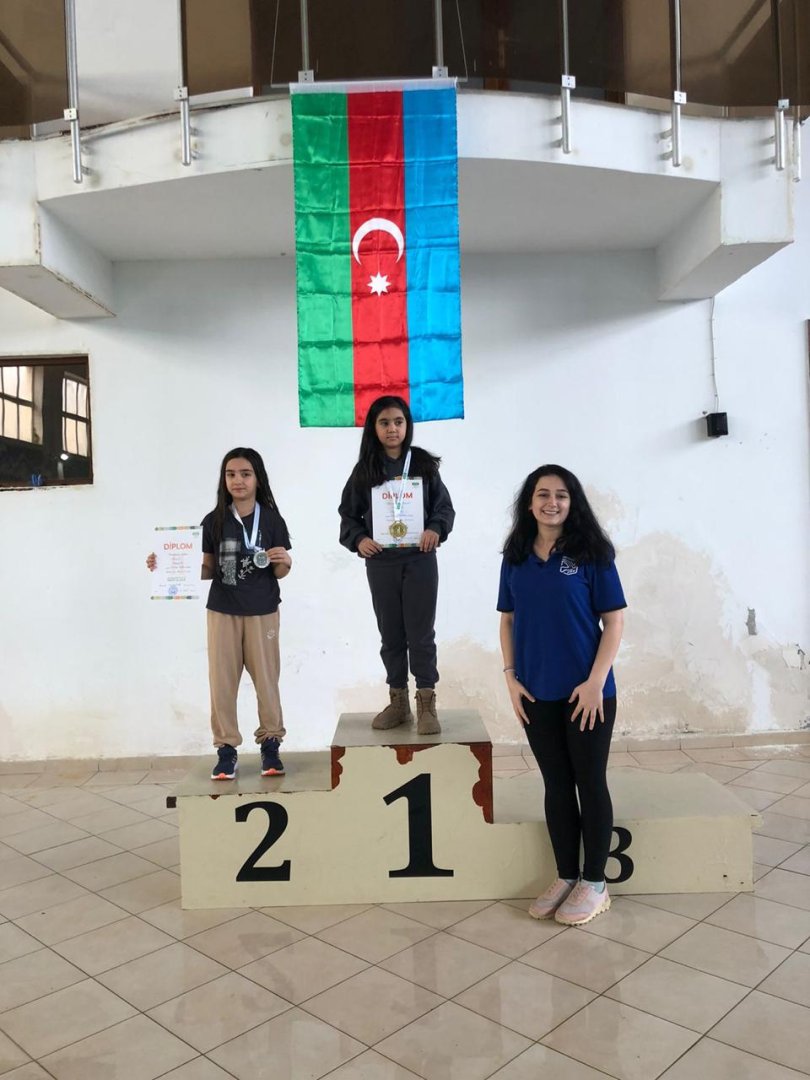 200-dən çox azyaşlı üzgüçü gücünü sınadı (FOTO)