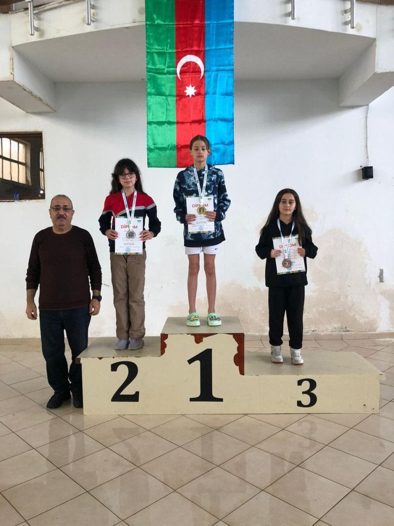 200-dən çox azyaşlı üzgüçü gücünü sınadı (FOTO)