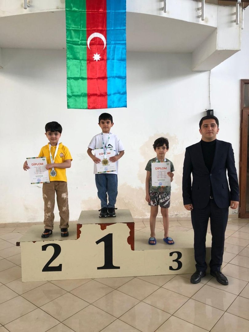 200-dən çox azyaşlı üzgüçü gücünü sınadı (FOTO)