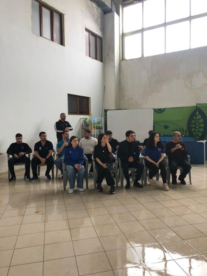 200-dən çox azyaşlı üzgüçü gücünü sınadı (FOTO)