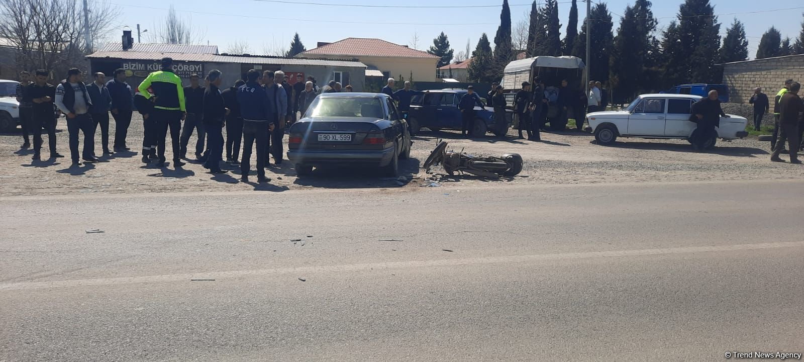 Bərdədə mopedlə maşın toqquşdu - Xəsarət alan var (FOTO)