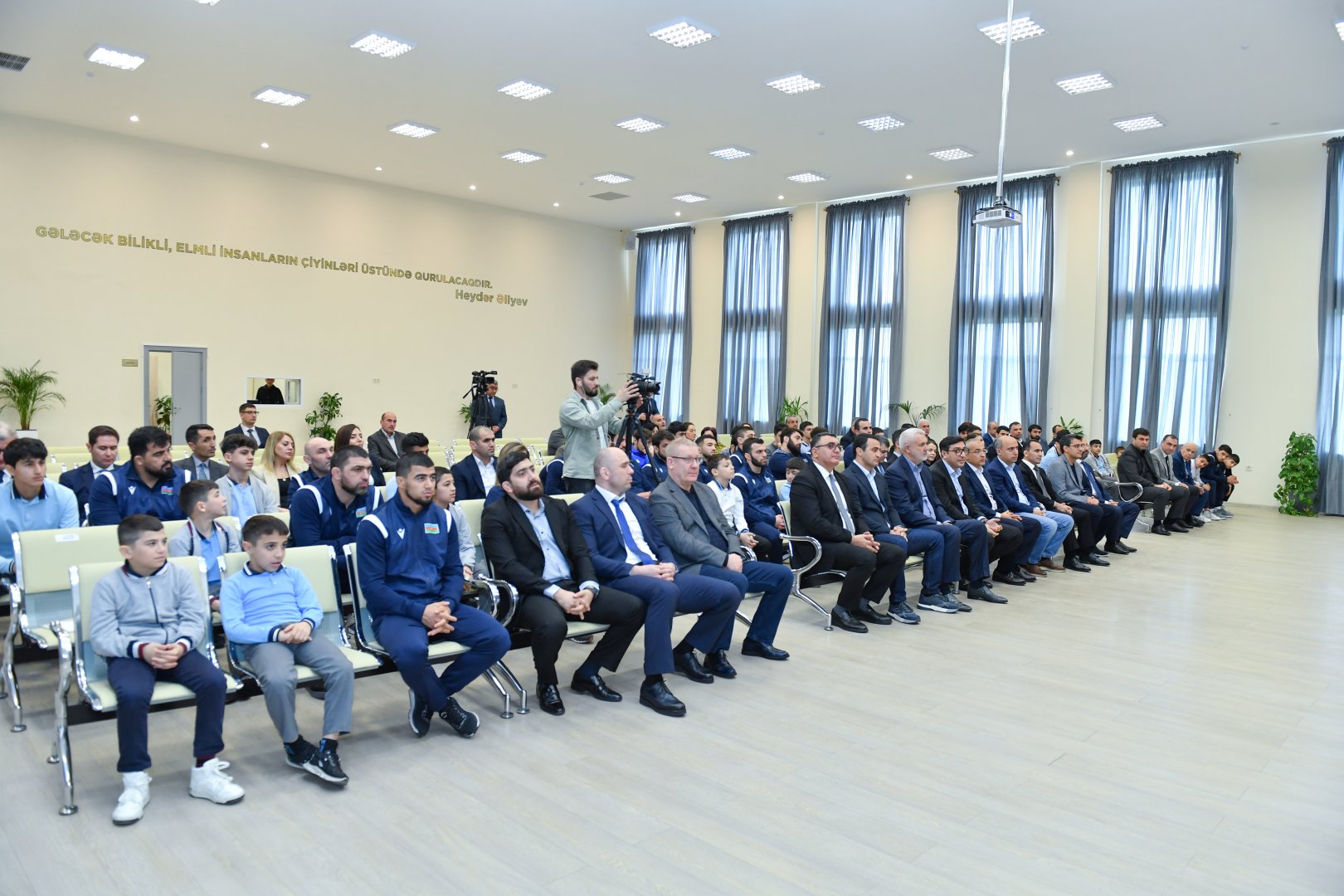 Avropa çempionatında yüksək nəticələr əldə etmiş güləşçilərlə və Xarici Dillər Təmayüllü Gimnaziyada təhsil alan şagird-güləşçilərlə görüş keçirilib (FOTO)