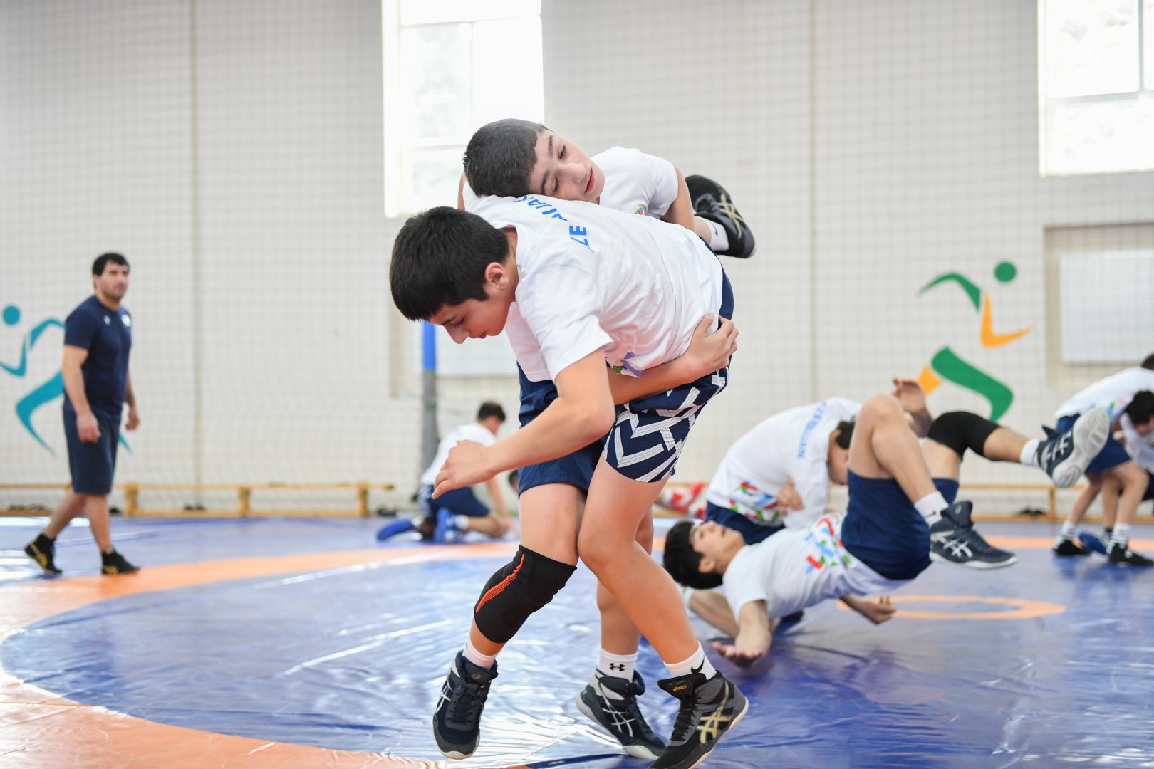 Avropa çempionatında yüksək nəticələr əldə etmiş güləşçilərlə və Xarici Dillər Təmayüllü Gimnaziyada təhsil alan şagird-güləşçilərlə görüş keçirilib (FOTO)