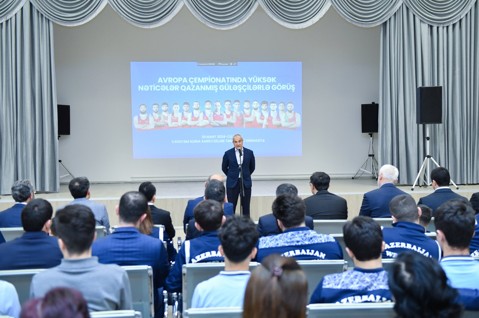 Avropa çempionatında yüksək nəticələr əldə etmiş güləşçilərlə və Xarici Dillər Təmayüllü Gimnaziyada təhsil alan şagird-güləşçilərlə görüş keçirilib (FOTO)