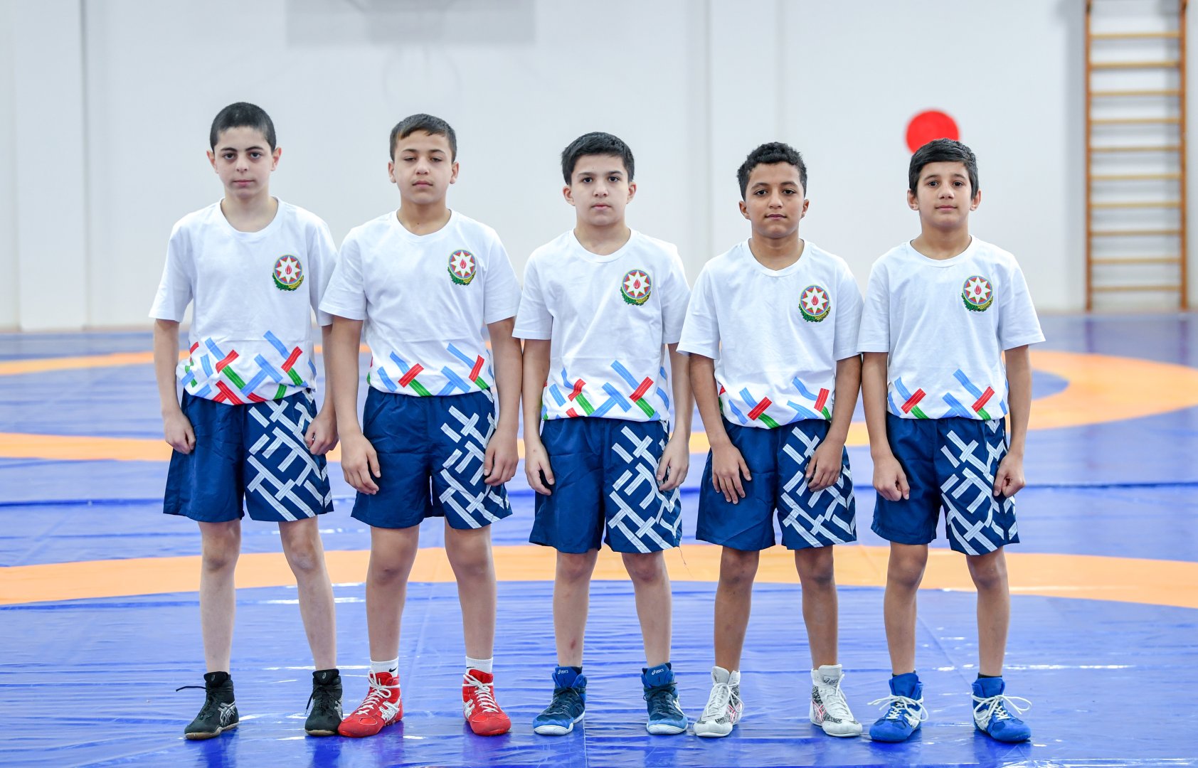 Avropa çempionatında yüksək nəticələr əldə etmiş güləşçilərlə və Xarici Dillər Təmayüllü Gimnaziyada təhsil alan şagird-güləşçilərlə görüş keçirilib (FOTO)