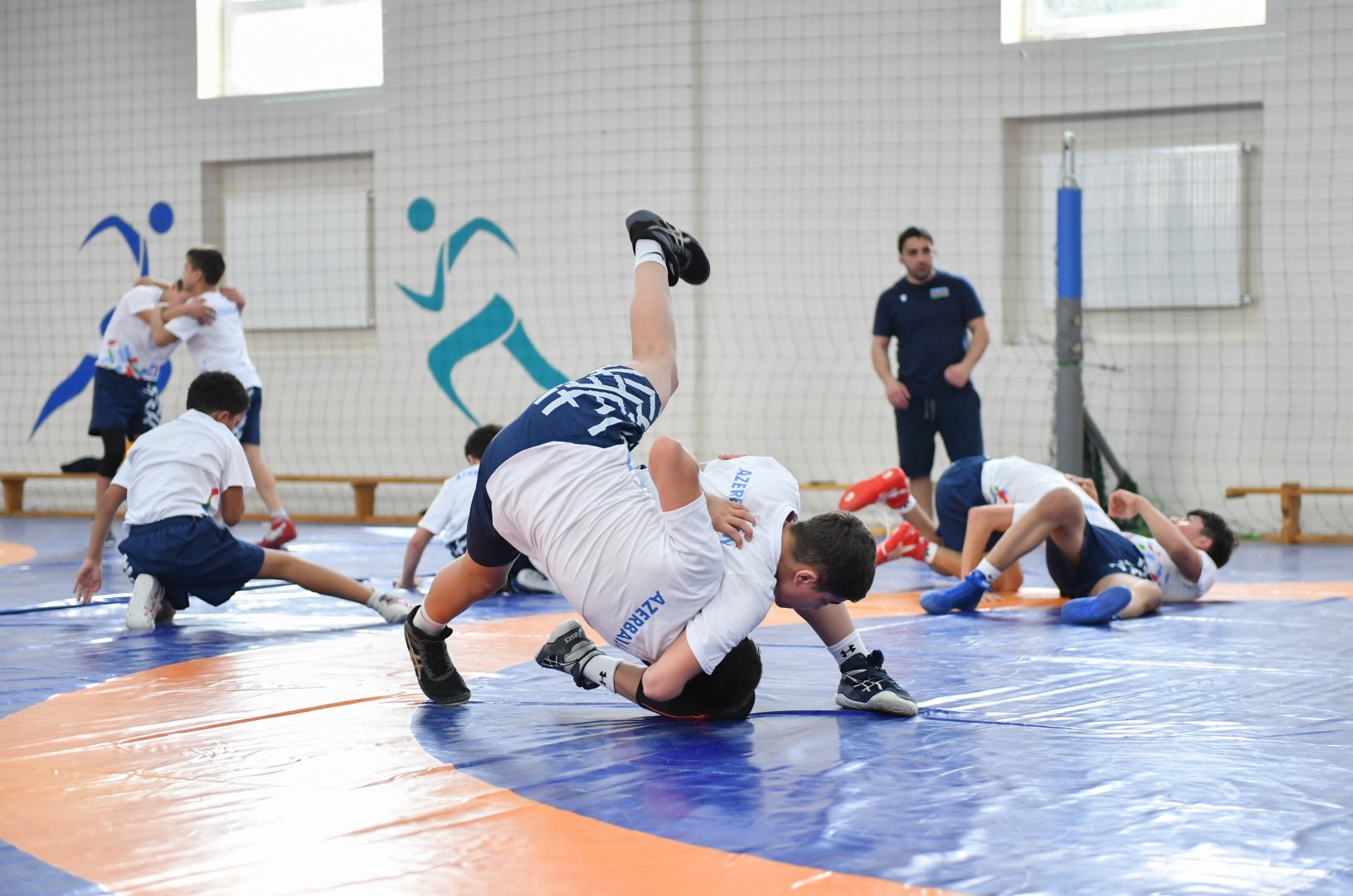 Avropa çempionatında yüksək nəticələr əldə etmiş güləşçilərlə və Xarici Dillər Təmayüllü Gimnaziyada təhsil alan şagird-güləşçilərlə görüş keçirilib (FOTO)