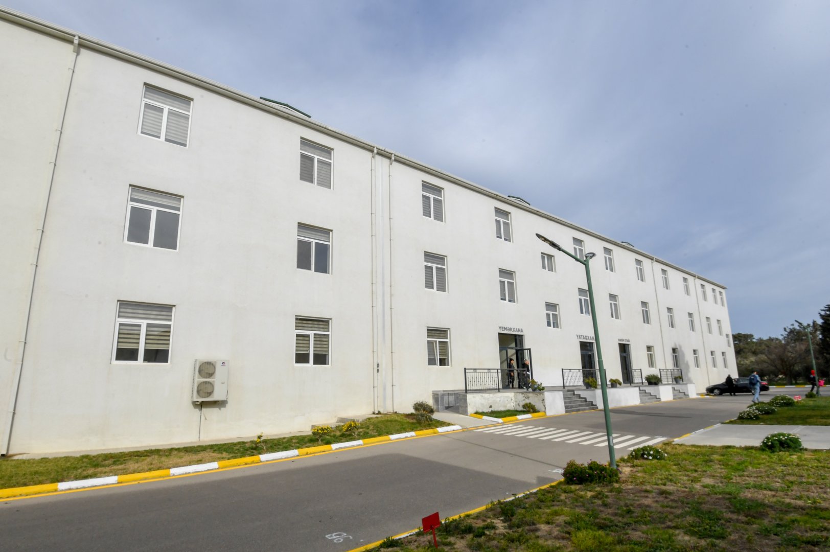 Avropa çempionatında yüksək nəticələr əldə etmiş güləşçilərlə və Xarici Dillər Təmayüllü Gimnaziyada təhsil alan şagird-güləşçilərlə görüş keçirilib (FOTO)