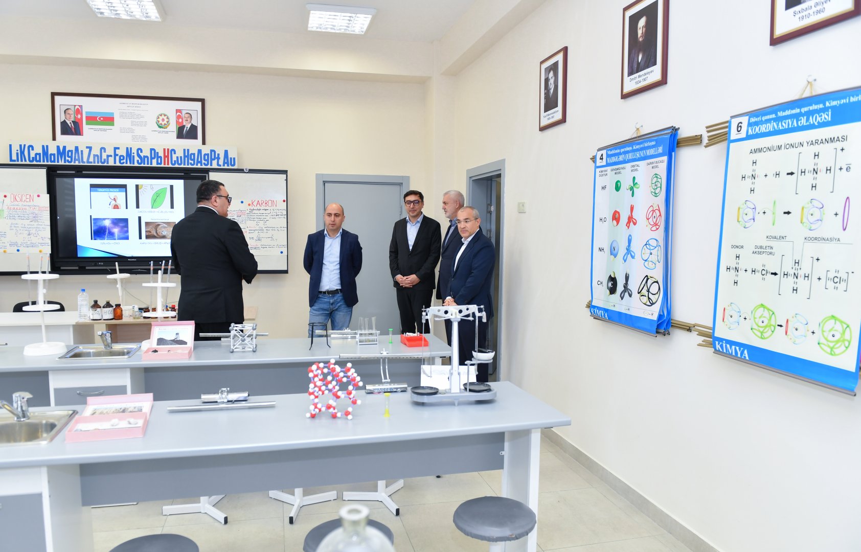 Avropa çempionatında yüksək nəticələr əldə etmiş güləşçilərlə və Xarici Dillər Təmayüllü Gimnaziyada təhsil alan şagird-güləşçilərlə görüş keçirilib (FOTO)