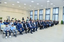 Avropa çempionatında yüksək nəticələr əldə etmiş güləşçilərlə və Xarici Dillər Təmayüllü Gimnaziyada təhsil alan şagird-güləşçilərlə görüş keçirilib (FOTO)