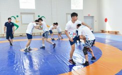 Avropa çempionatında yüksək nəticələr əldə etmiş güləşçilərlə və Xarici Dillər Təmayüllü Gimnaziyada təhsil alan şagird-güləşçilərlə görüş keçirilib (FOTO)