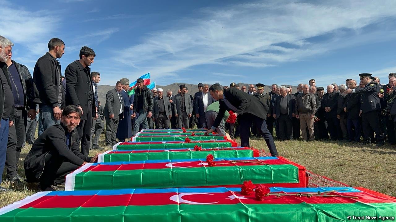 Xocalı soyqırımı qurbanlarının nəşlərinin qalıqları Xocalıda dəfn edilib (FOTO/VİDEO)