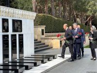 Mövlud Çavuşoğlu Şəhidlər xiyabanını ziyarət edib (FOTO)