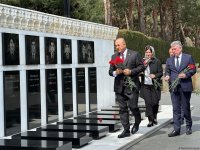 Mövlud Çavuşoğlu Şəhidlər xiyabanını ziyarət edib (FOTO)