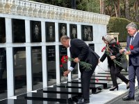 Mövlud Çavuşoğlu Şəhidlər xiyabanını ziyarət edib (FOTO)