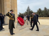 Mövlud Çavuşoğlu Şəhidlər xiyabanını ziyarət edib (FOTO)