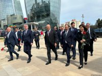 Mövlud Çavuşoğlu Şəhidlər xiyabanını ziyarət edib (FOTO)