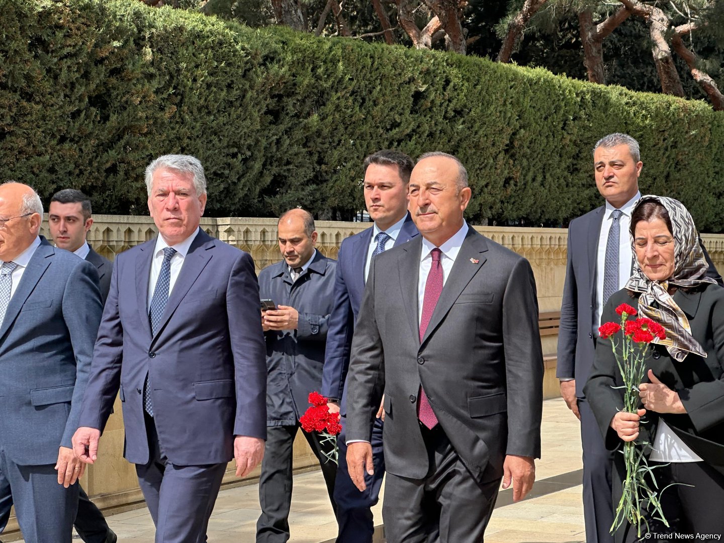 Mövlud Çavuşoğlu Şəhidlər xiyabanını ziyarət edib (FOTO)