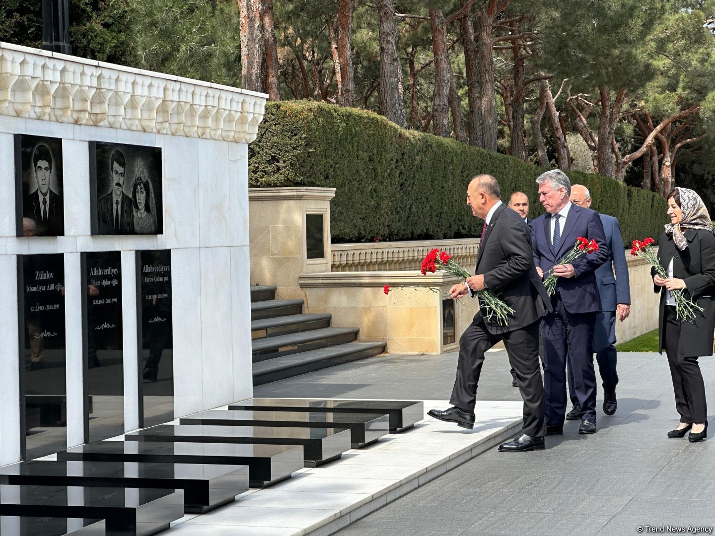 Mövlud Çavuşoğlu Şəhidlər xiyabanını ziyarət edib (FOTO)