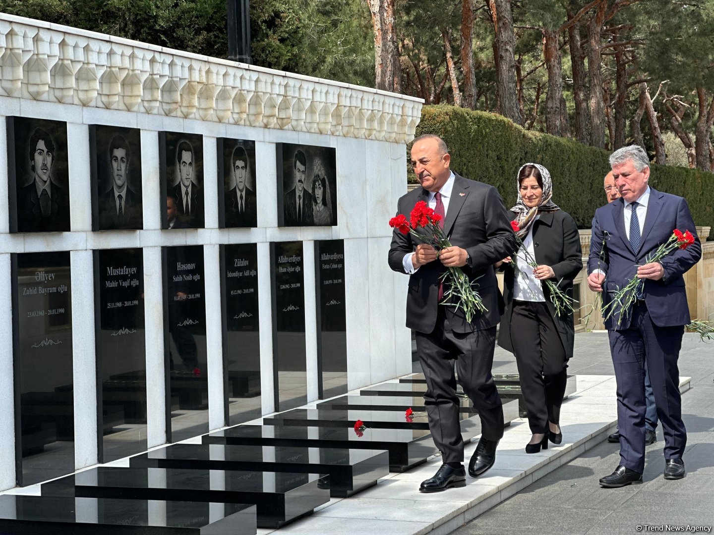 Mövlud Çavuşoğlu Şəhidlər xiyabanını ziyarət edib (FOTO)