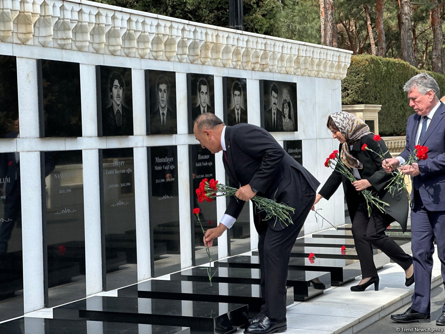 Mövlud Çavuşoğlu Şəhidlər xiyabanını ziyarət edib (FOTO)