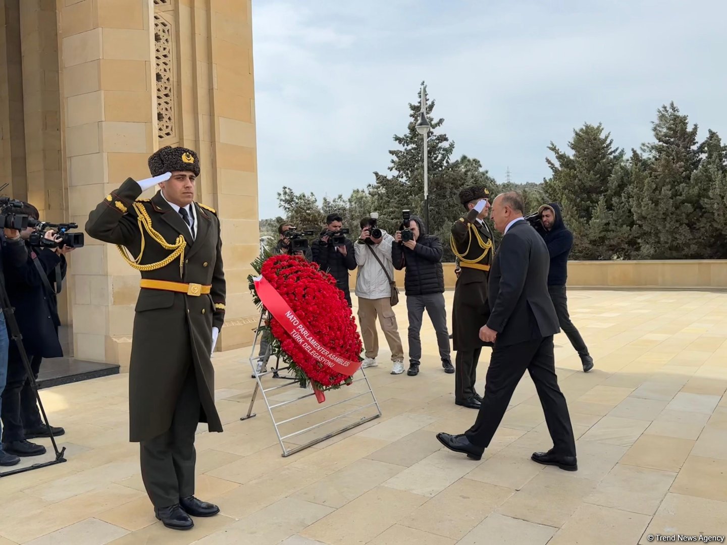 Mövlud Çavuşoğlu Şəhidlər xiyabanını ziyarət edib (FOTO)