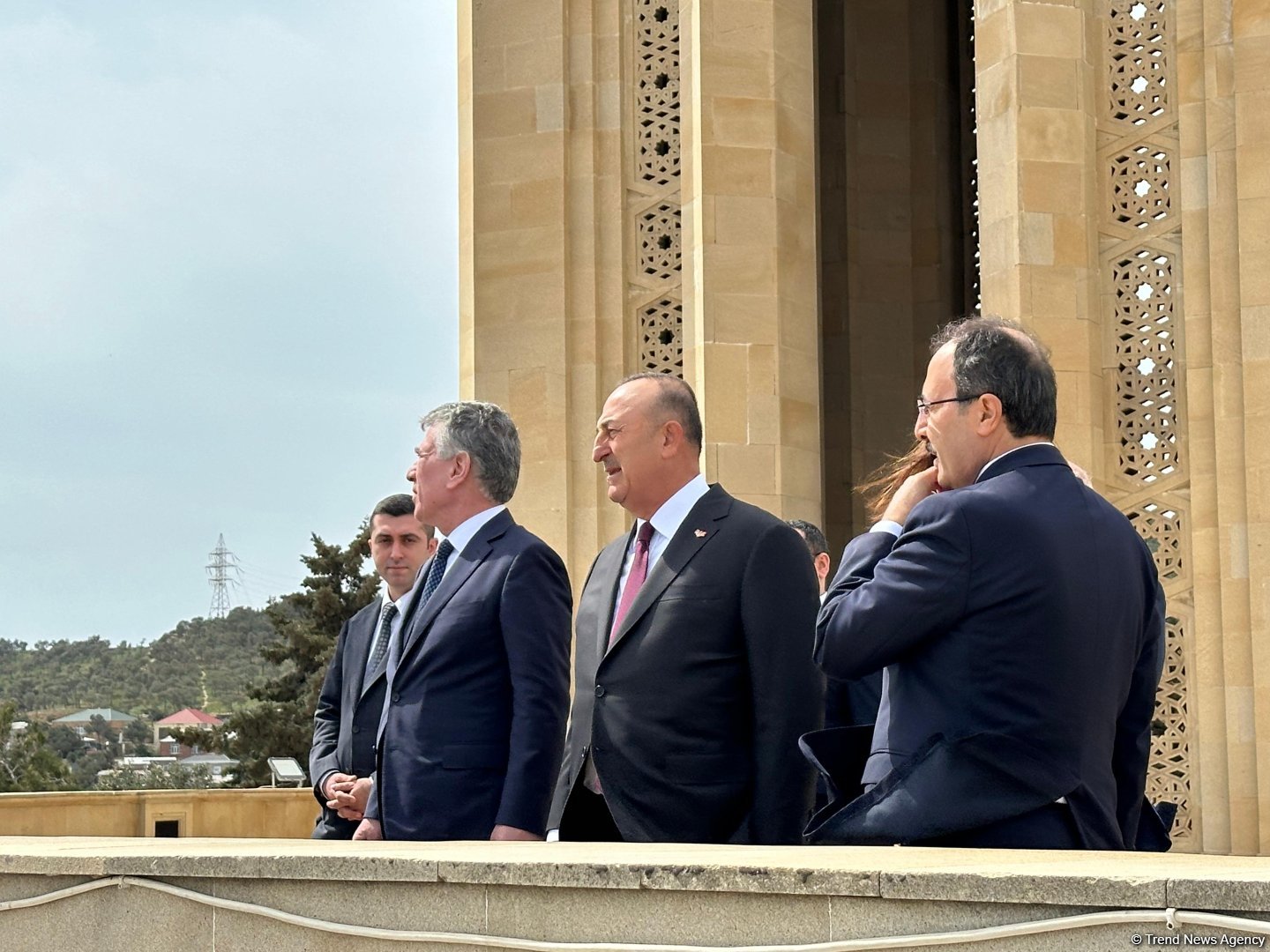 Mövlud Çavuşoğlu Şəhidlər xiyabanını ziyarət edib (FOTO)