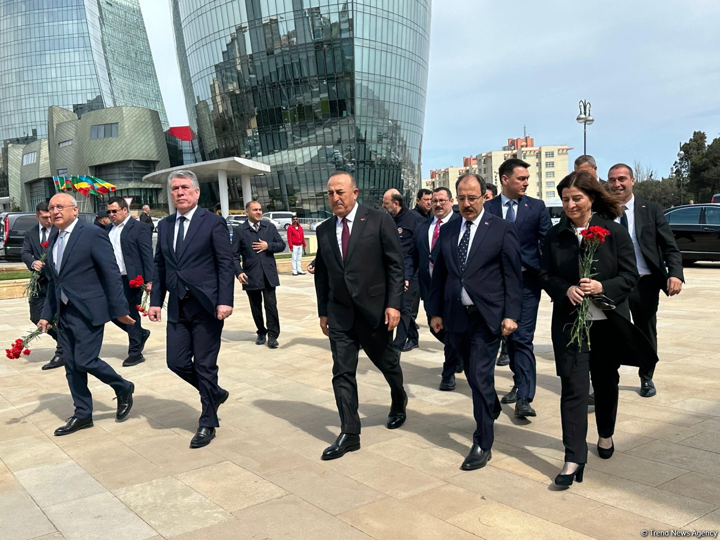 Mövlud Çavuşoğlu Şəhidlər xiyabanını ziyarət edib (FOTO)