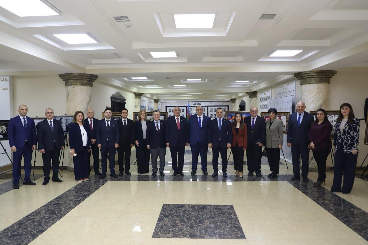 BSU-da “Heydər Əliyev - Unudulmaz lider” adlı foto-xalça sərgisinin təqdimatı baş tutub