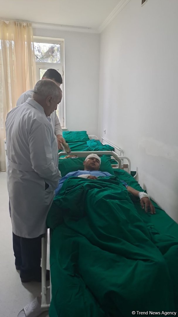 Beyləqanda fəhlə daşıyan avtobus aşıb, yaralılar var (FOTO)