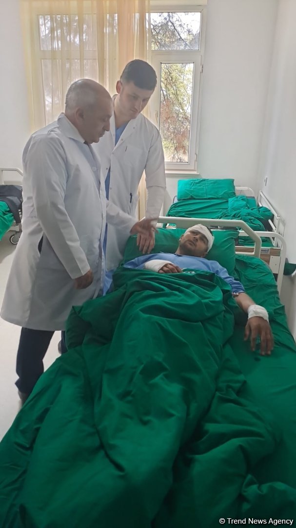 Beyləqanda fəhlə daşıyan avtobus aşıb, yaralılar var (FOTO)