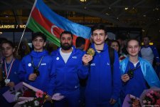 Avropa çempionatında qızıl və gümüş medallar qazanan gimnastlarımız Vətənə dönüblər (FOTO)