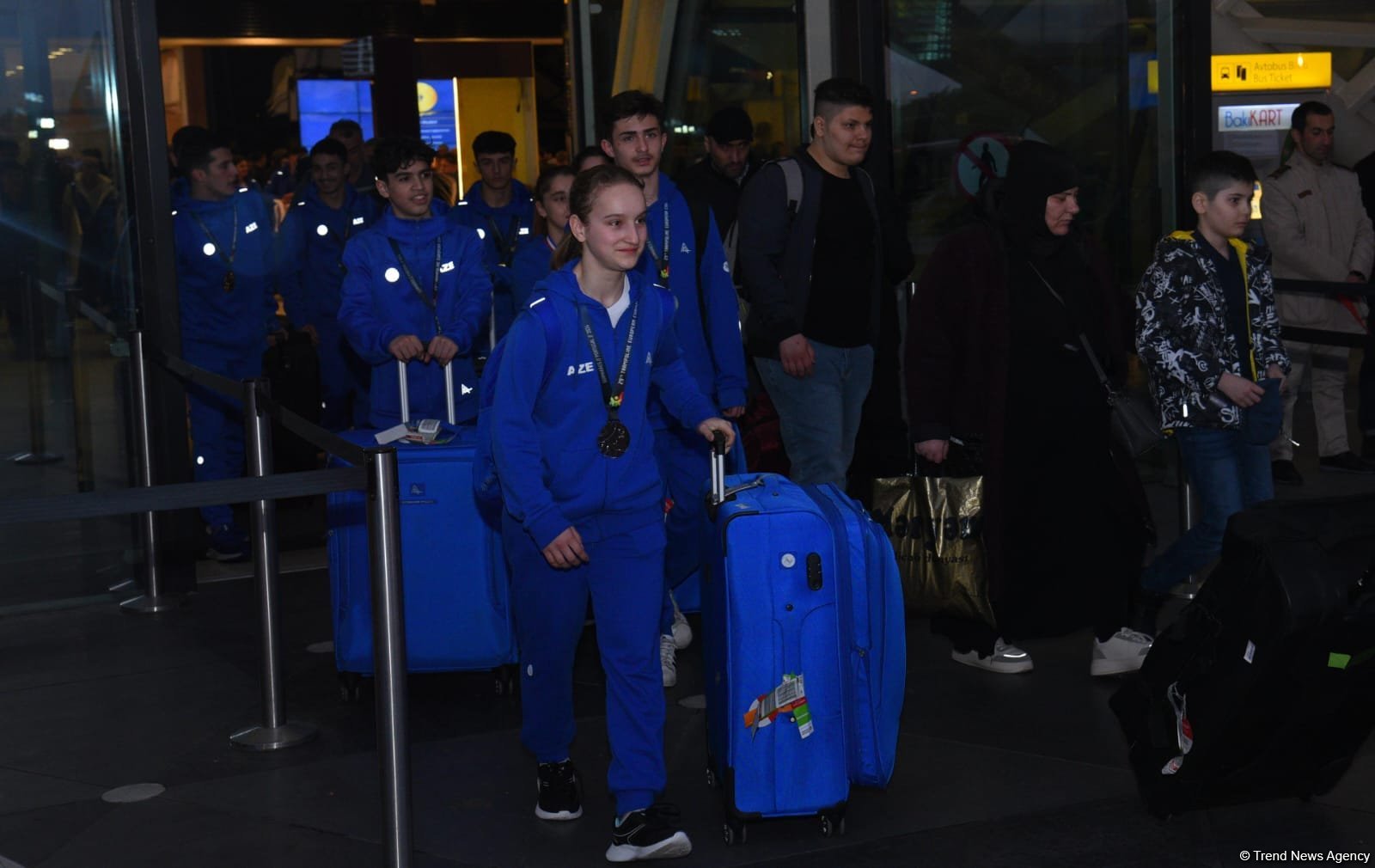 Avropa çempionatında qızıl və gümüş medallar qazanan gimnastlarımız Vətənə dönüblər (FOTO)