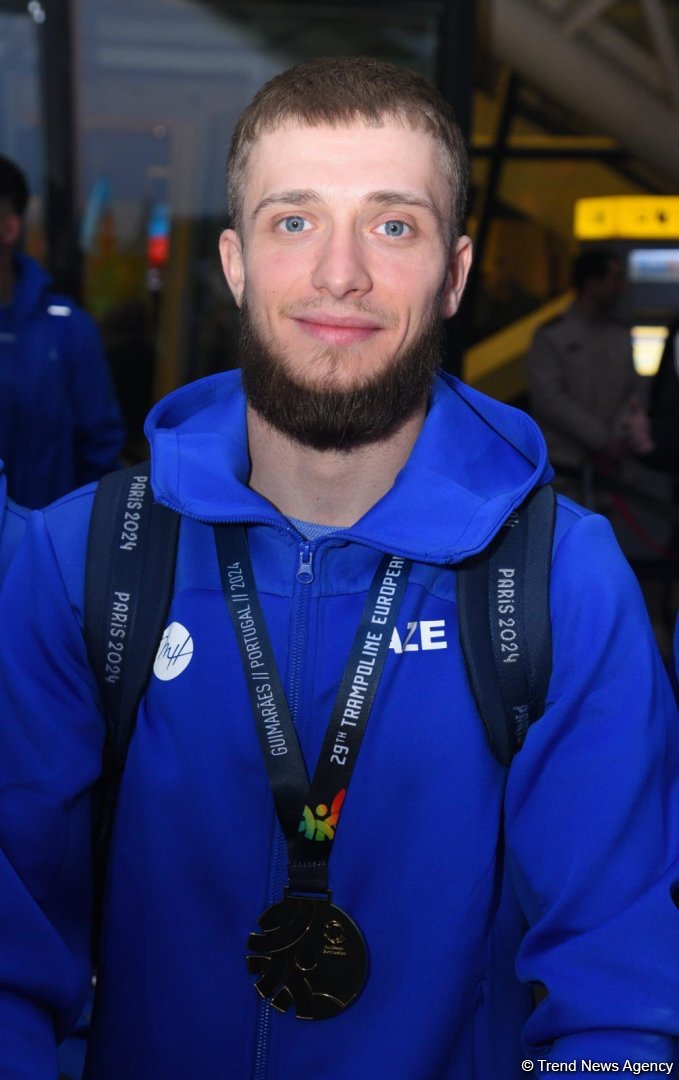 Avropa çempionatında qızıl və gümüş medallar qazanan gimnastlarımız Vətənə dönüblər (FOTO)